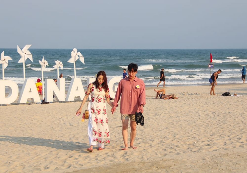 A relaxing beach club date for couples